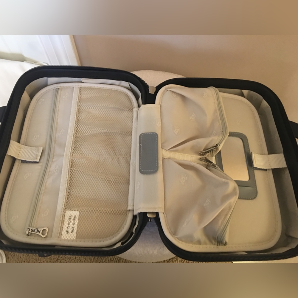 HEYS Train Case/Cosmetic Case - Picture 8 of 12